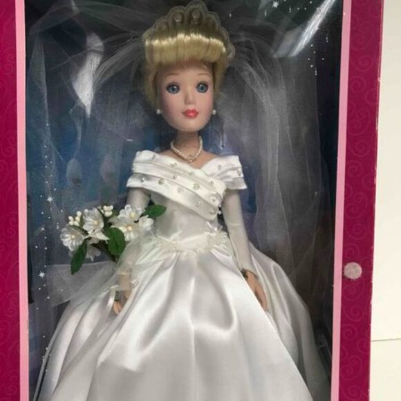 DISNEY CINDERELLA COLLECTOR DOLL NEW IN BOX, BRASS KEY, - Picture 2 of 6